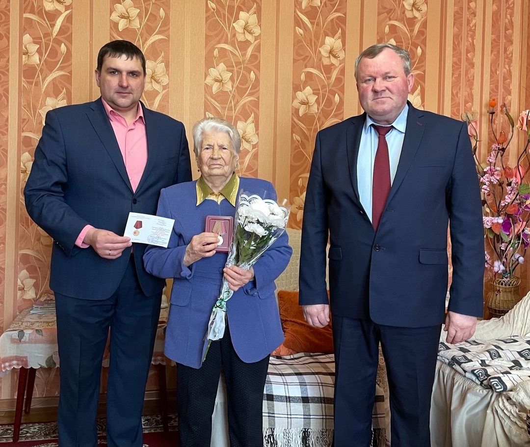 Вручение юбилейных медалей.